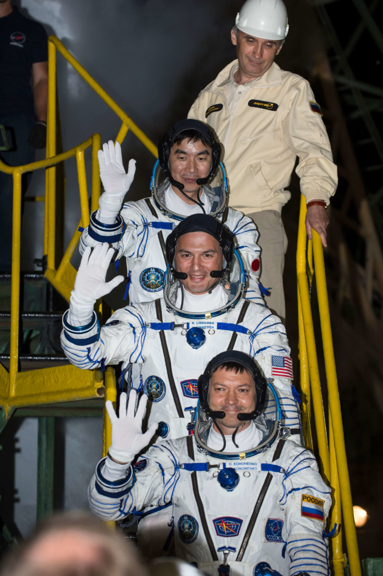 Expedition 44 Crew Wave