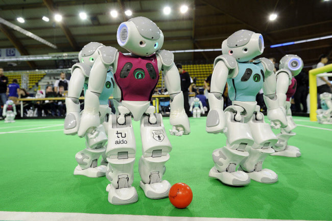 #видео | К 2050 году роботы смогут обыграть людей в футбол. Фото.