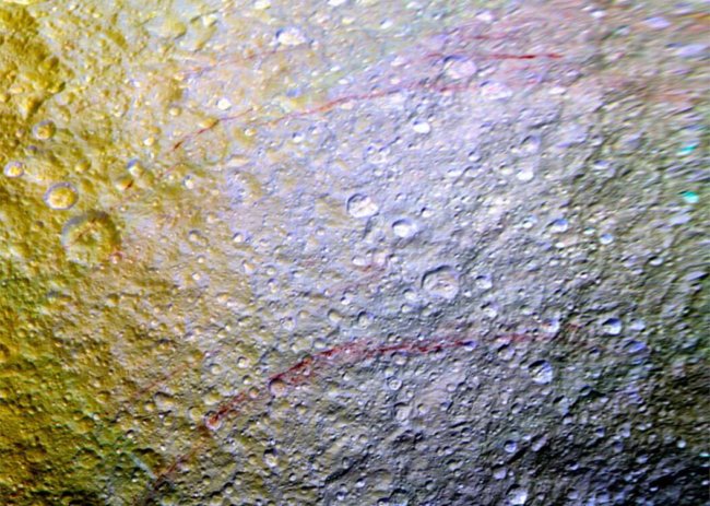 #фото | На поверхности спутника Сатурна нашли необычные красные линии. Фото.