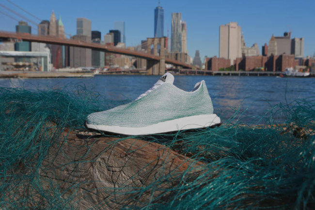 Adidas выпустил кроссовки из океанского мусора. Фото.