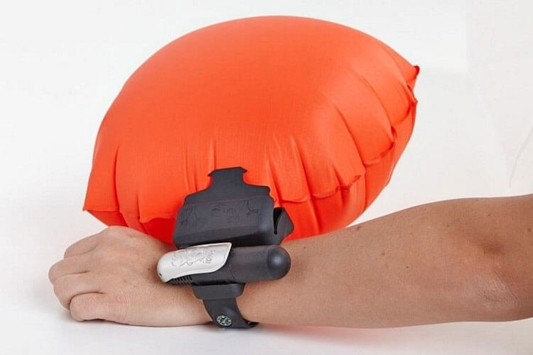 kingii-a-wristband-emergency-flotation-device-9656