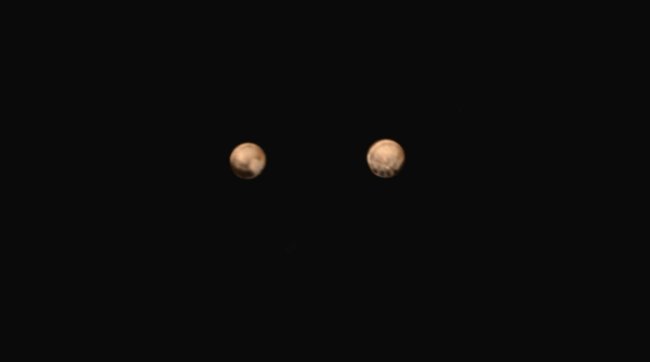 На поверхности Плутона обнаружены странные пятна, расположенные в ряд. Фото.