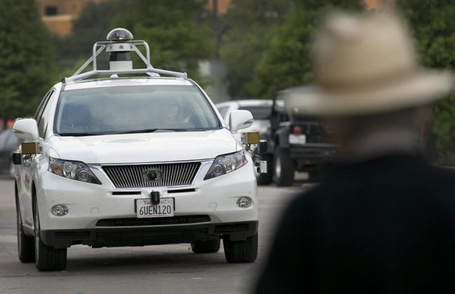 В аварии с самоуправляемым автомобилем Google пострадали люди. Фото.