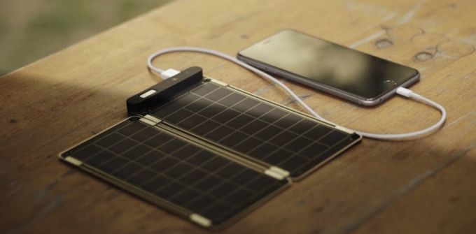 Компактная солнечная панель Solar Paper заряжает iPhone 6 за 2,5 часа. Компактная солнечная панель Solar Paper заряжает iPhone 6 за 2,5 часа. Фото.