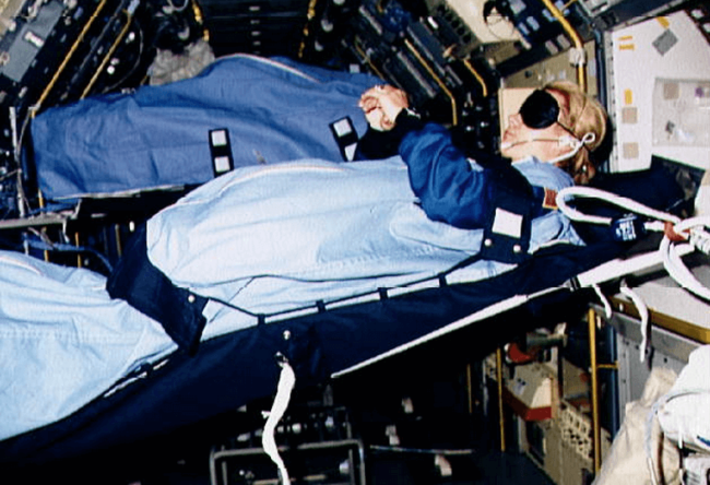Как космонавтам спится в космосе? Фото.