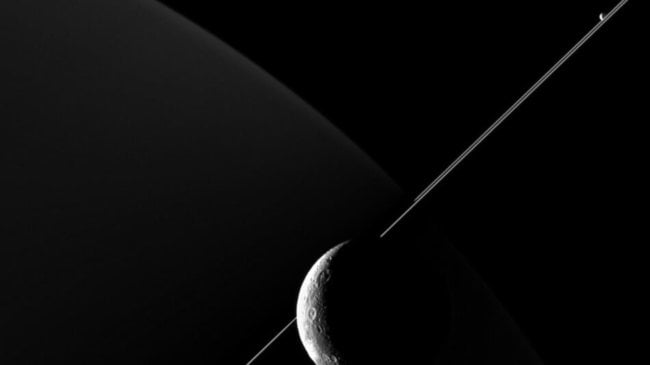 Опубликована новая фотография спутника Сатурна Дионы. Фото.