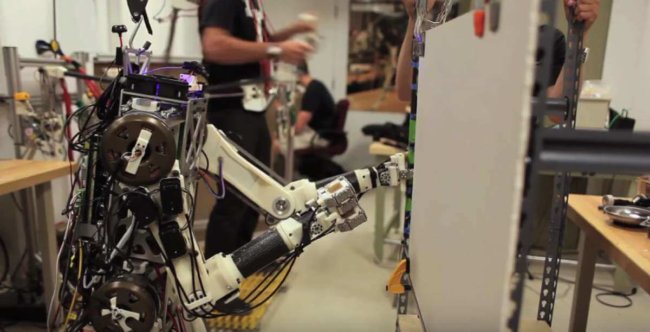 В MIT создают робота с человеческими рефлексами. Фото.