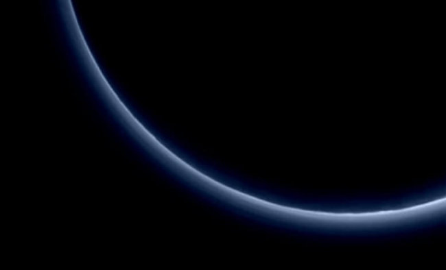 Если Плутон постоянно теряет азот, откуда он берётся в его атмосфере? Фото.