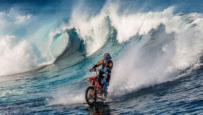 #видео | Сёрфинг на мотоцикле? Почему бы и нет! Фото.