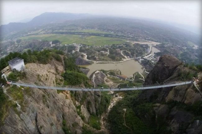 В Китае возвели очень длинный стеклянный мост. Фото.