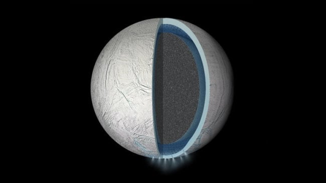 Под поверхностью Энцелада может скрываться мировой океан. Фото.