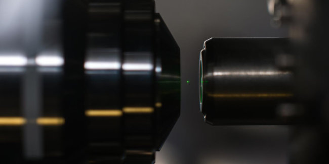 Ученые смогли с помощь лазера заставить левитировать наноалмазы в вакууме. Фото.