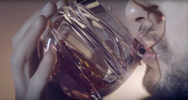 «Космический стакан» позволит пить виски в условиях невесомости. Фото.