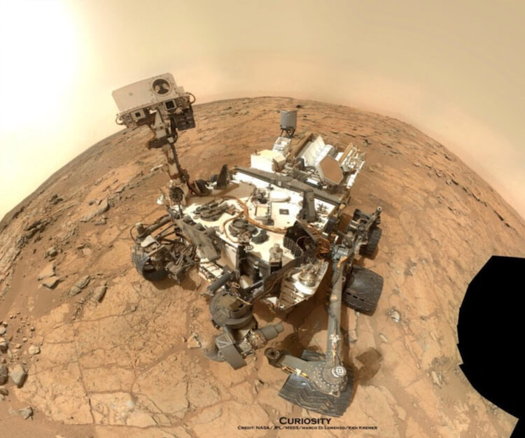 Исследование Солнечной системы. Ровер «Кьюриосити» сделал этот мозаичный автопортрет с помощью камеры MAHLI, находясь на плоской осадочной породе. Фото.