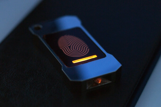 Пользователи Kickstarter инвестировали в фонарик, светящийся от тепла рук. Фото.