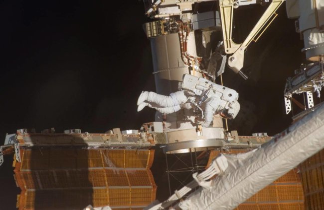 Семь забавных фактов о том, как космонавты выходят в открытый космос. Фото.