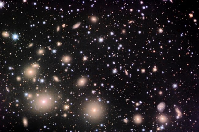 Возможно, мы никогда не увидим далеких галактик в высоком разрешении. Фото.