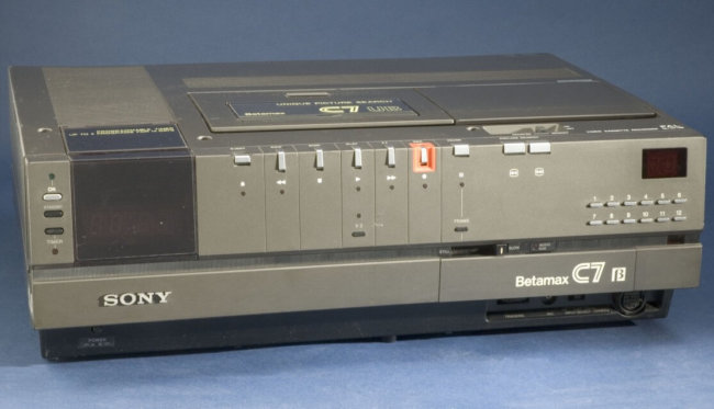 Спустя 40 лет компания Sony прекращает поддержку формата Betamax. Фото.