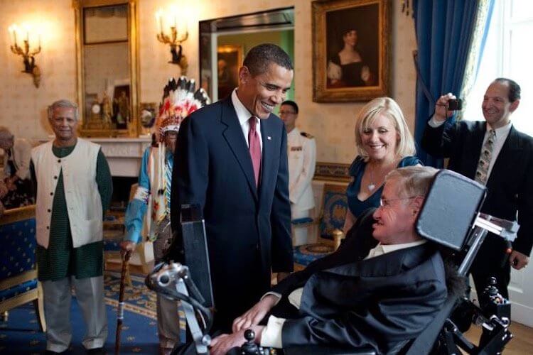 Минусы теории Хокинга. Хокинг в Белом доме на вручении Медали свободы. Фото.