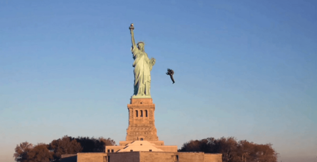 #видео дня | Пилот с реактивным ранцем летает вокруг статуи Свободы. Фото.