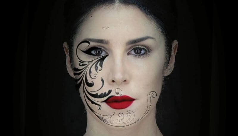 Лицо девушки превращается в ожившую картину с помощью 3D-проекции