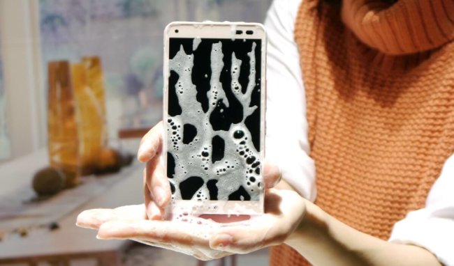 Японские гермофобы получат смартфон, который можно мыть с мылом. Фото.