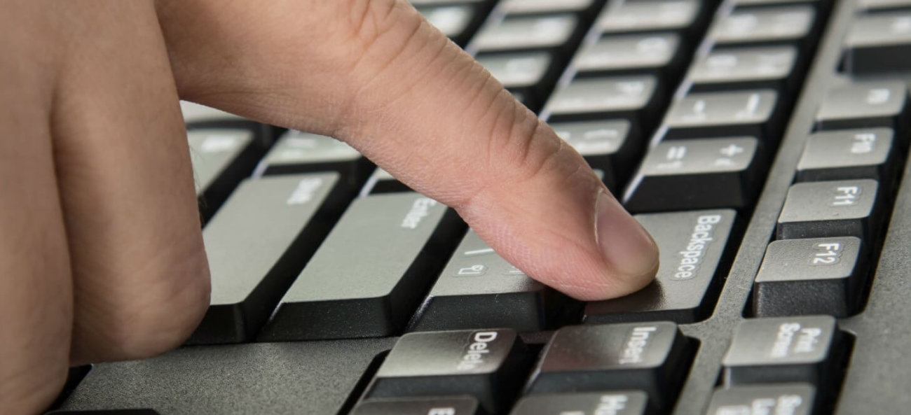 Человек с молотком и компьютером. Нажатие на клавиатуру. Человек за компьютером. Нажимает на клавиатуру. Бить по клавишам.