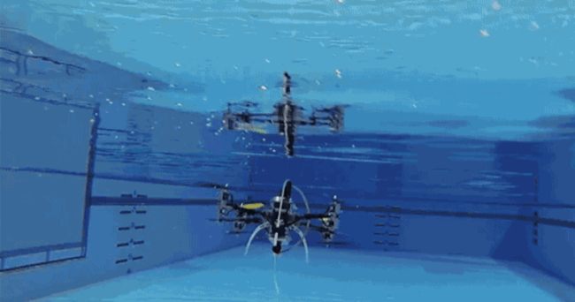 Американские исследователи создали дрона, способного плавать под водой и летать. Фото.
