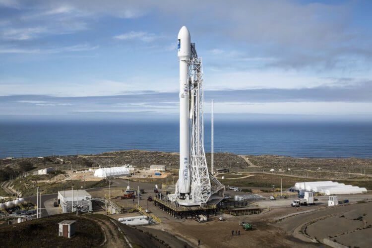 Начало прекрасной эпохи: SpaceX посадила свою ракету Falcon 9. Подготовка к запуску Falcon 9. Фото.