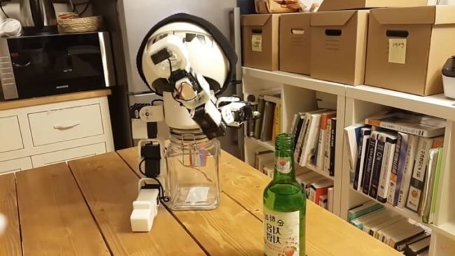 Робот-собутыльник Drinky перепьет любого. Фото.
