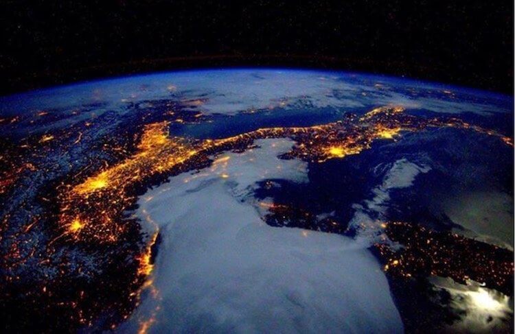 Снимки из космоса. Чтобы понять, какой формы Земля, надо просто отлететь от нее подальше. Фото.