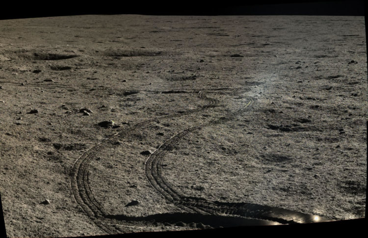 Китай опубликовал цветные фотографии лунной поверхности