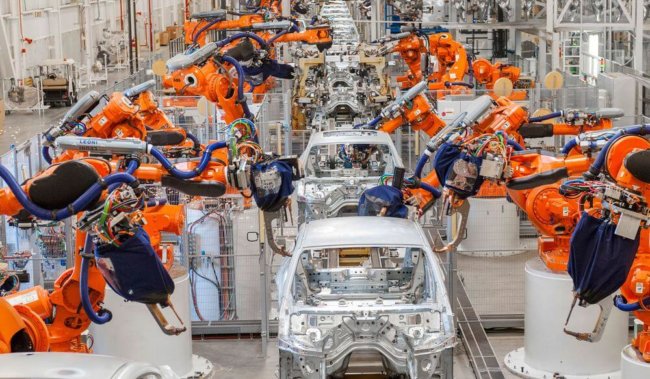 Mercedes отказывается от использования роботов при сборке автомобилей. Фото.