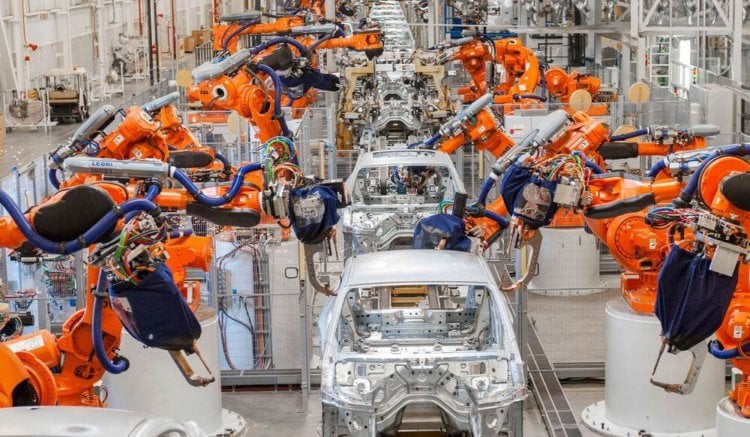 Mercedes отказывается от использования роботов для сборки автомобилей