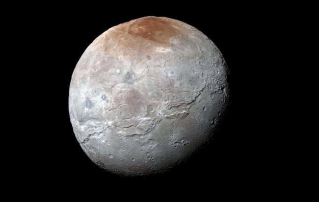 Возможно, спутник Плутона Харон разорвало изнутри. Фото.
