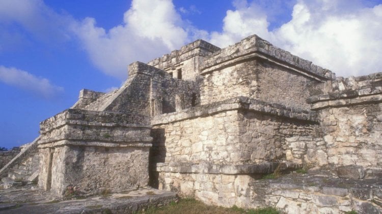 Что привело к гибели цивилизацию майя тысячу лет назад? Не все постройки можно с легкостью найти. Фото.