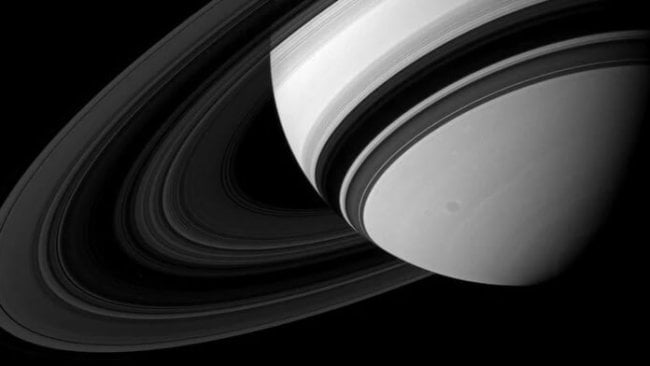 Астрономы выяснили массу одного из колец Сатурна. Фото.