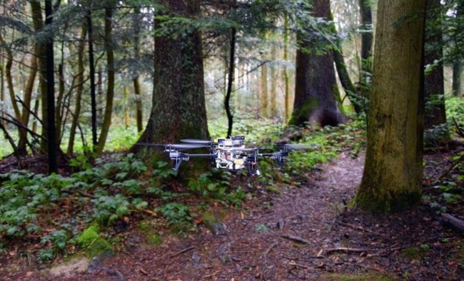 В Швейцарии создан дрон, способный искать заблудившихся в лесу людей. Фото.