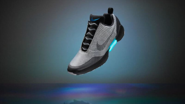 Nike представила самошнурующиеся кроссовки для массового потребителя. Фото.