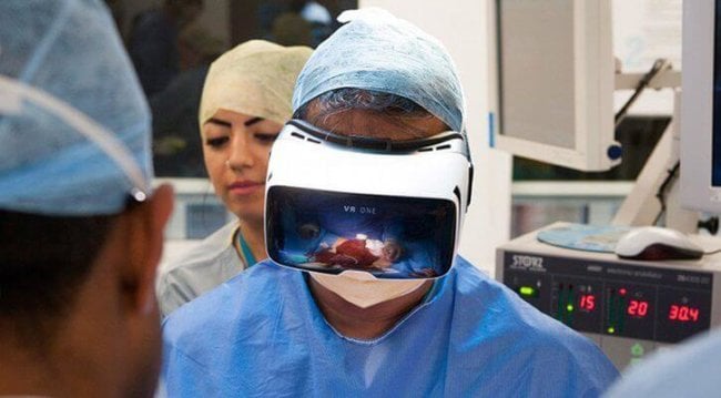 Впервые хирургическую операцию будут транслировать в VR-формате. Фото.