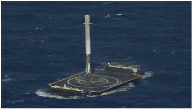 SpaceX снова успешно посадила свою ракету. Но на плавучую баржу — впервые! Фото.