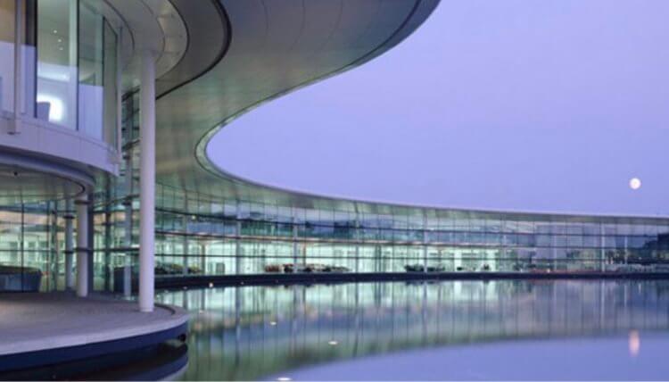 10 самых продвинутых заводов мира. Технологический центр McLaren. Фото.