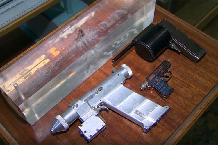 Полный список оружия, которое космонавты возили на орбиту. Советские лазерные пистолеты. Фото.
