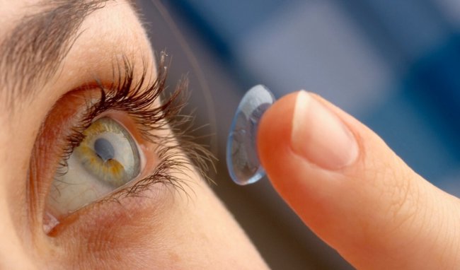 Контактные линзы меняют естественный состав микрофлоры глаз. Фото.