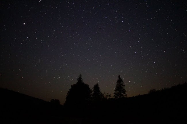 Почему космос такой темный, если во Вселенной миллиарды звезд? Фото.