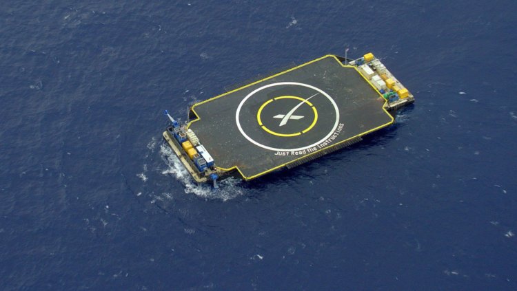 Конец космоса. Вот на такое крохотное беспилотное судно SpaceX пыталась посадить свою ракету… и посадила. Фото.