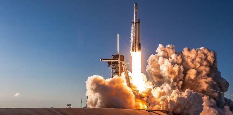 Сколько стоит запуск Falcon Heavy. Запуск такого гиганта- это нечно особенное. Фото.