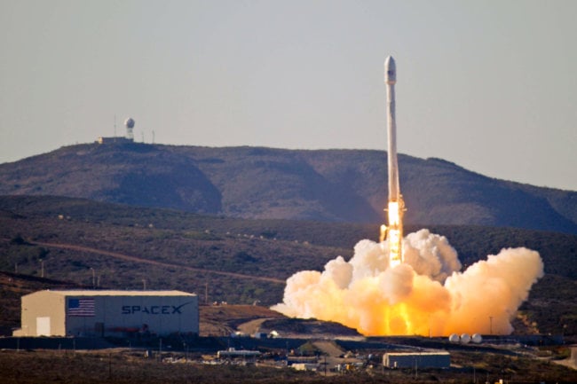 SpaceX успешно посадила четвертую ракету. Фото.