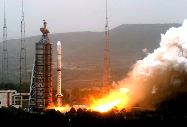 Китай вывел на орбиту три спутника. Фото.