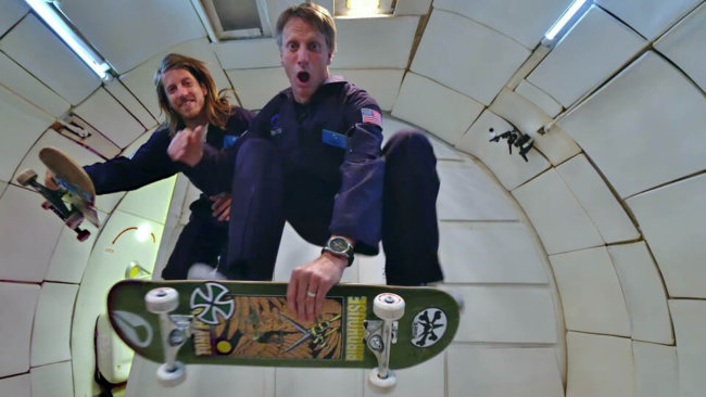 #видео | Тони Хоук опробовал скейтборд в условиях невесомости. Фото.